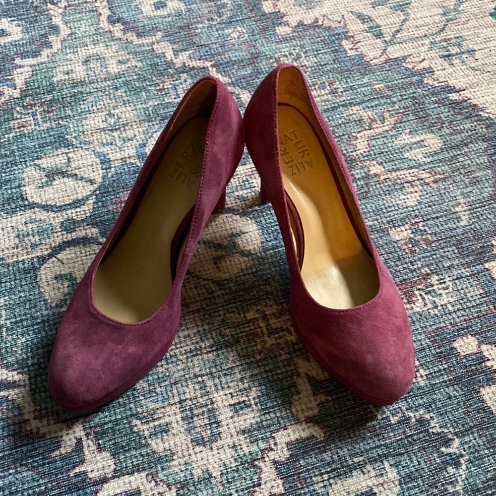 Suede Naturalizer pumps